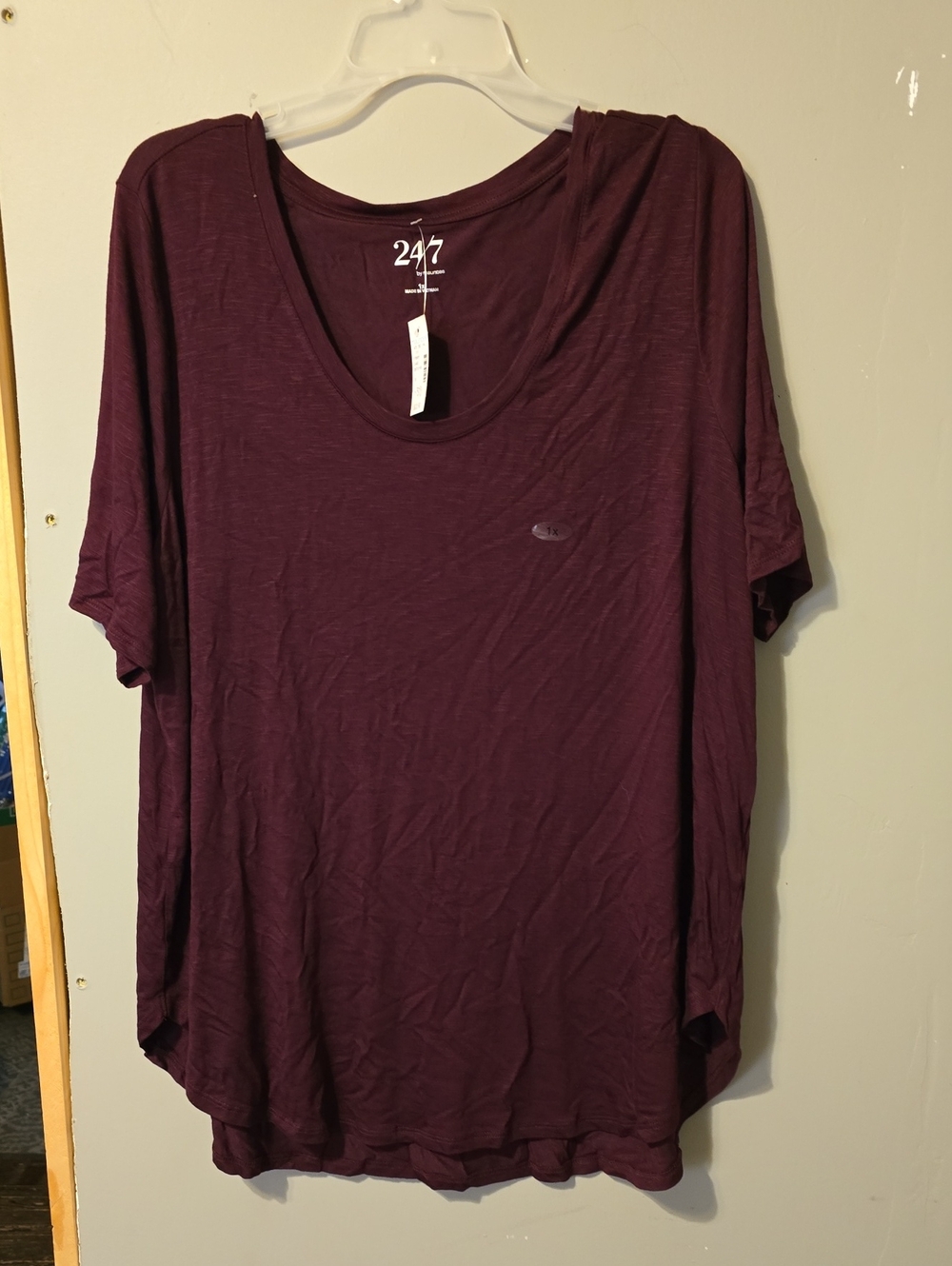 24/7 nwt Everyday Scoop Neck Tee in Plum
